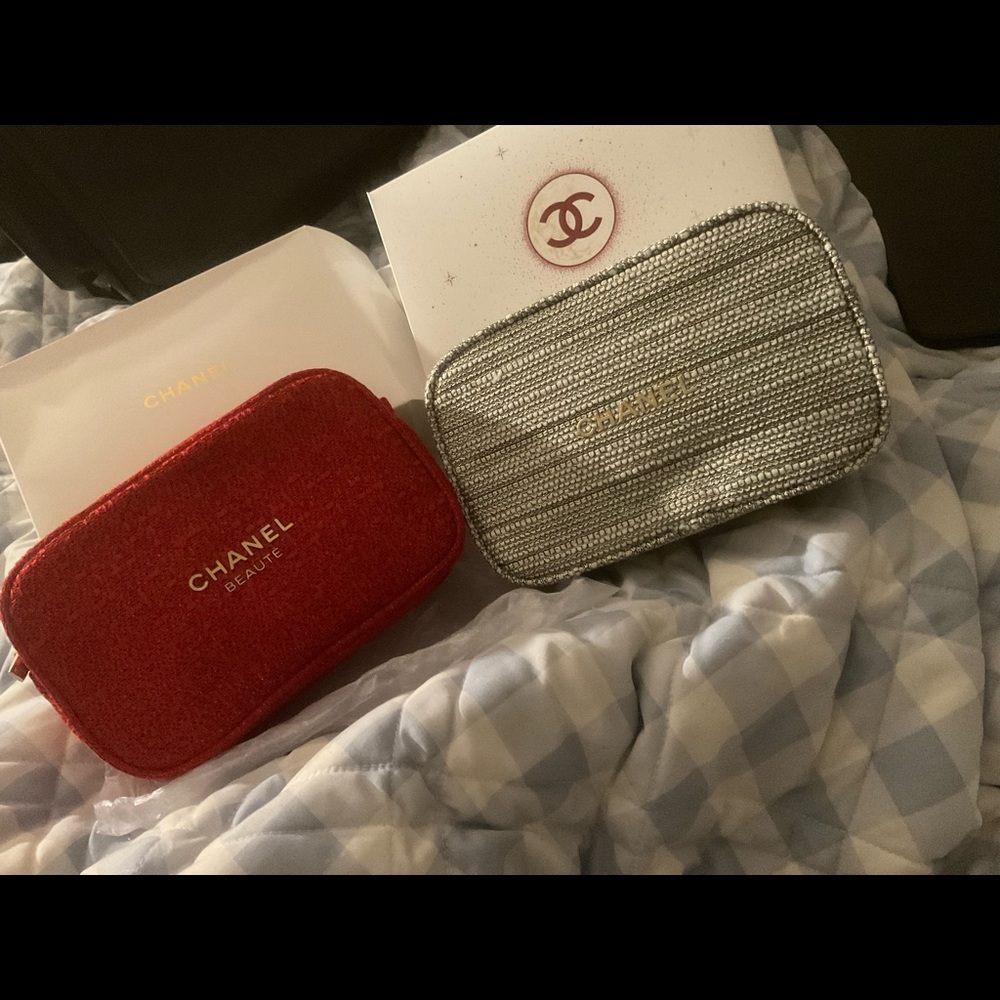 Chanel makeup bag can turn into a Cross body brand new in Box 2021 and 2022 styl